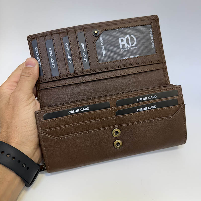 Tmavě hnědá dámská peněženka s fotkou, monogramem